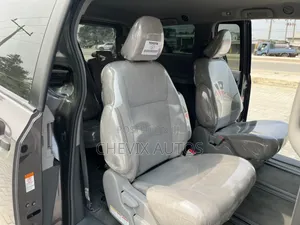 Toyota Sienna LE Mobility (3.5L 6cyl 8A) 2018 Gray