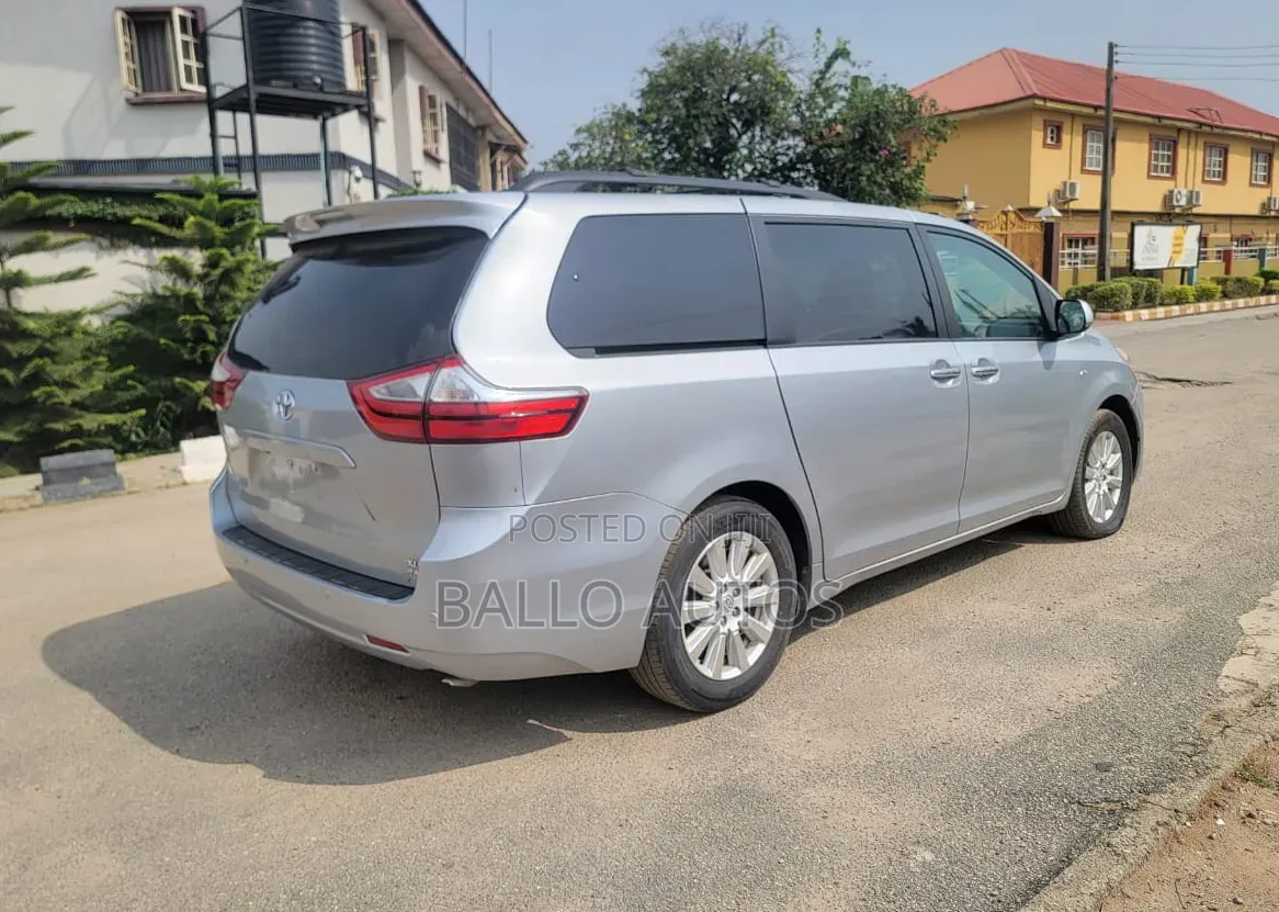 Toyota Sienta 1.5 AWD 2017 Silver