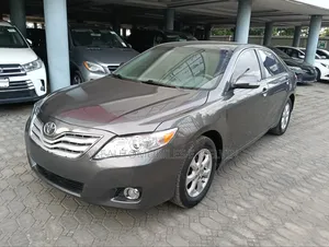 Toyota Camry Base 4dr Sedan (2.5L 4cyl 6M) 2011 Gray