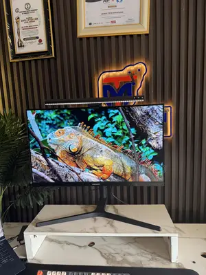 27” Samsung QHD Frameless Monitor