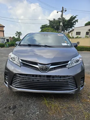 Toyota Sienna XLE (3.5L 6cyl 8A) 2018 Gray