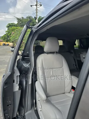 Toyota Sienna XLE (3.5L 6cyl 8A) 2018 Gray