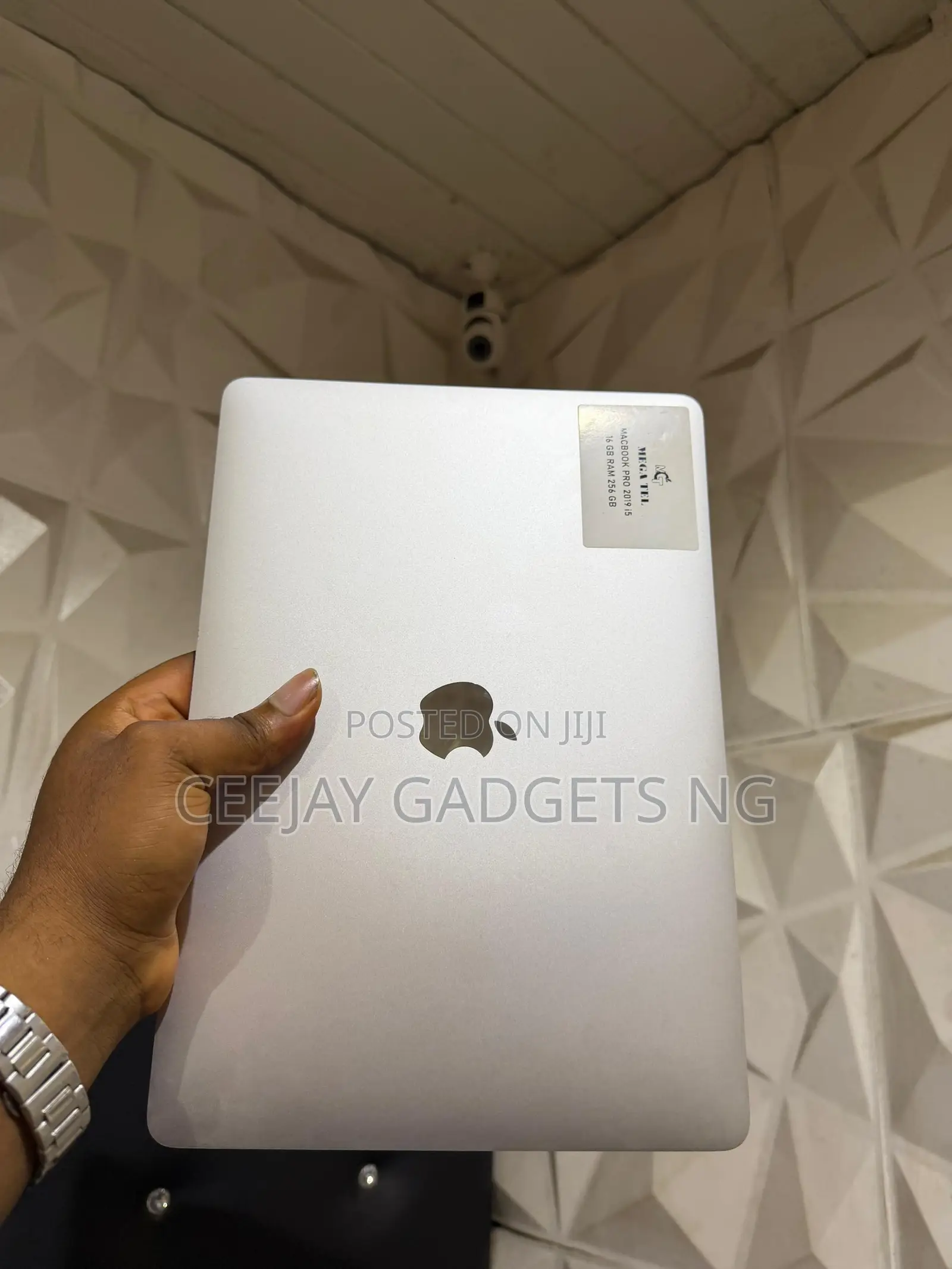 Laptop Apple MacBook Pro 2020 16GB Intel Core i5 SSD 1T