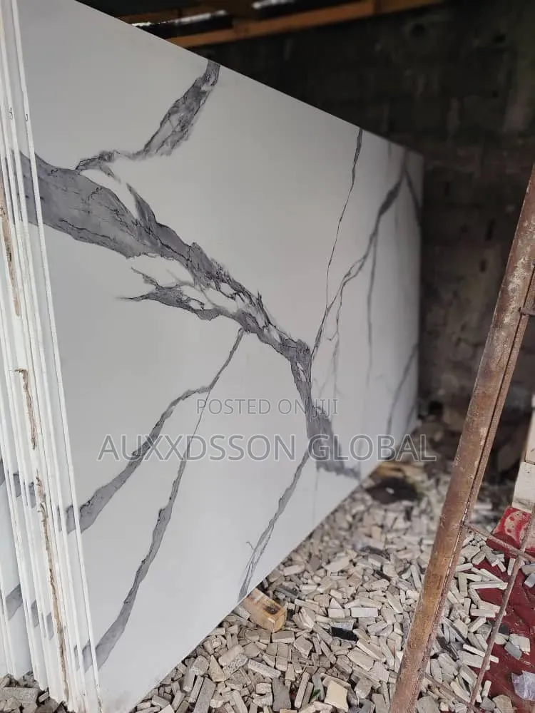 Calacatta White Quartz (Bold Vein)