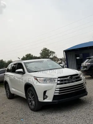 Toyota Highlander XLE 4x2 V6 (3.5L 6cyl 8A) 2017 White