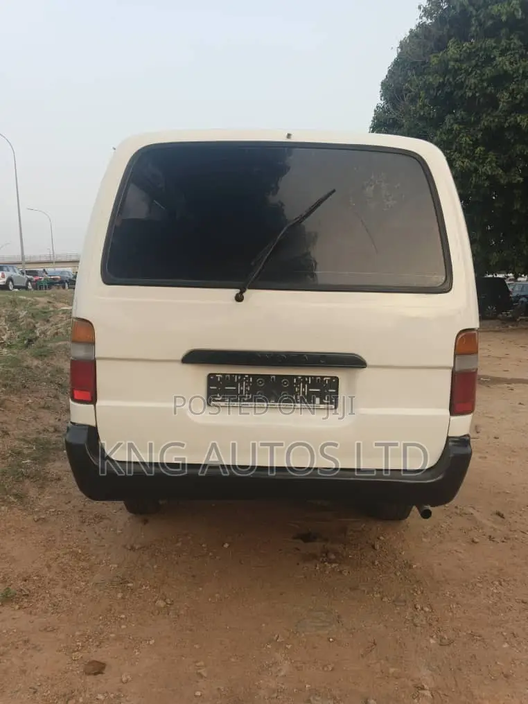 Toyota HiAce 2013 White