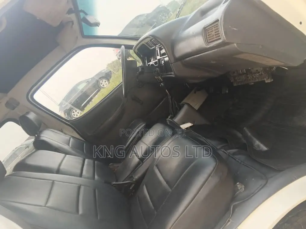 Toyota HiAce 2013 White