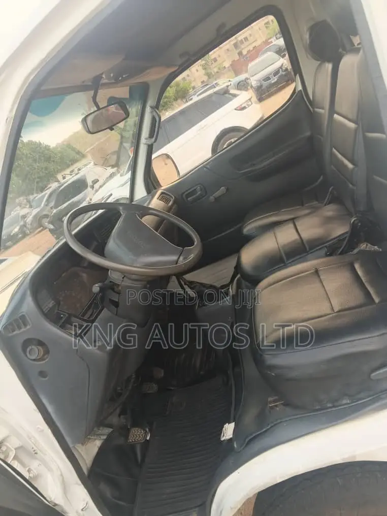 Toyota HiAce 2013 White