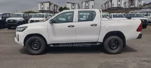 New Toyota Hilux 2025 Off white