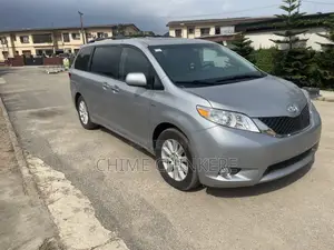 Toyota Sienna XLE 8 Passenger (3.5L 6cyl 8A) 2017 Silver