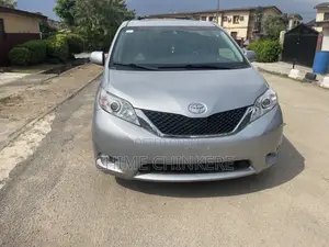 Toyota Sienna XLE 8 Passenger (3.5L 6cyl 8A) 2017 Silver