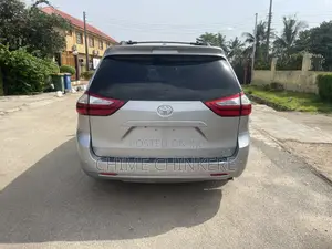 Toyota Sienna XLE 8 Passenger (3.5L 6cyl 8A) 2017 Silver