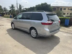 Toyota Sienna XLE 8 Passenger (3.5L 6cyl 8A) 2017 Silver