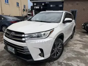 Toyota Highlander XLE 4x4 V6 (3.5L 6cyl 8A) 2017 White