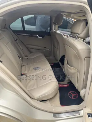 Mercedes-Benz C300 Luxury Sedan AWD (3.0L 6cyl 7A) 2009 Gold