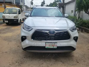 Toyota Highlander Platinum AWD 2024 White