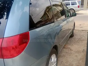 Toyota Sienna 2009 Blue