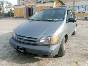 Toyota Sienna 1999 Gray