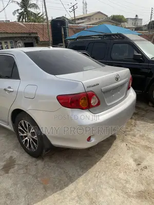 Toyota Corolla LE 4dr Sedan (1.8L 4cyl 4A) 2010 Silver