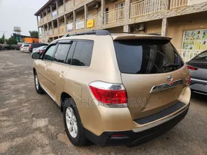 Toyota Highlander Plus 3.5L 4WD 2013 Gold
