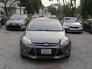 Ford Focus SE Sedan FWD (2.0L 4cyl 5M) 2013 Gray
