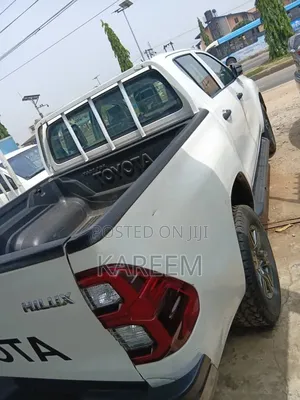 Toyota Hilux 2021 White