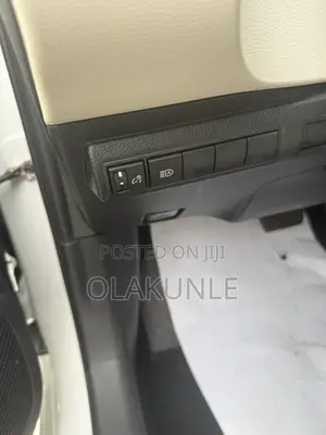 Toyota Corolla XLE 2020 Off white