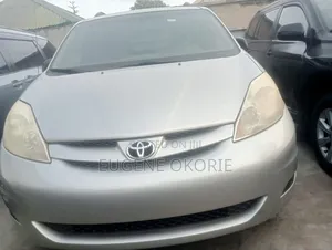 Toyota Sienna 2010 Silver
