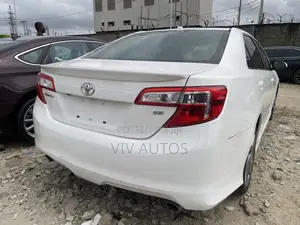 Toyota Camry SE V6 4dr Sedan (3.5L 6cyl 6A) 2013 White