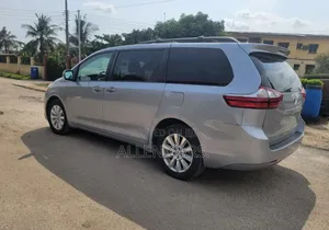 Toyota Sienna XLE 7 Passenger (3.5L 6cyl 8A) 2017 Silver