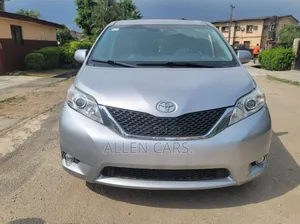 Toyota Sienna XLE 7 Passenger (3.5L 6cyl 8A) 2017 Silver