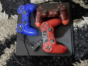 PlayStation 4 PS4 With Charging Dock and 3 Controllers