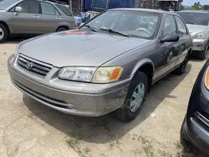 Toyota Camry LE 4dr Sedan (2.4L 4cyl 5M) 2002 Gold