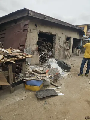 10bdrm Bungalow in Olaleye Right, Ifako-Gbagada for sale