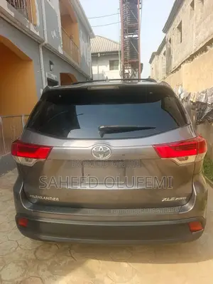 Toyota Highlander XLE 4x4 V6 (3.5L 6cyl 8A) 2017 Gray