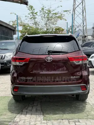 Toyota Highlander XLE 4x4 V6 (3.5L 6cyl 8A) 2018 Burgundy