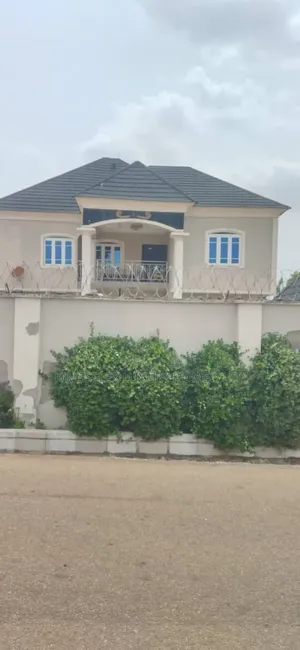 4bdrm Duplex in St, Dominic Church for sale