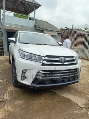 Toyota Highlander SE 4x2 V6 (3.5L 6cyl 8A) 2018 White