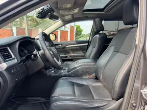 Toyota Highlander XLE 4x2 V6 (3.5L 6cyl 8A) 2017 Gray