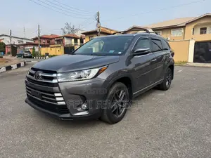 Toyota Highlander XLE 4x2 V6 (3.5L 6cyl 8A) 2017 Gray