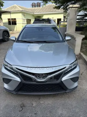 Toyota Camry SE FWD (2.5L 4cyl 8AM) 2018 Silver