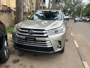 Toyota Highlander XLE 4x2 V6 (3.5L 6cyl 8A) 2018 Gold