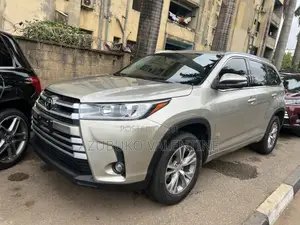 Toyota Highlander XLE 4x2 V6 (3.5L 6cyl 8A) 2018 Gold