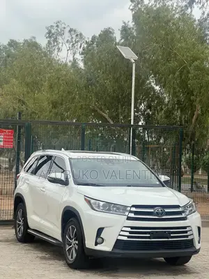 Toyota Highlander XLE 4x2 V6 (3.5L 6cyl 8A) 2018 White