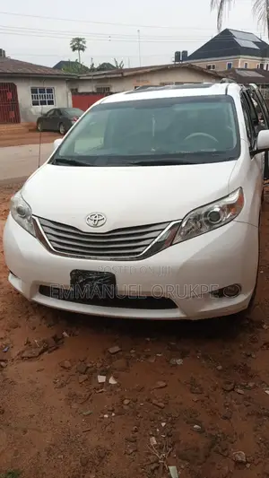 Toyota Sienna XLE AWD 7-Passenger 2013 White
