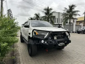 Toyota Hilux 2023 White