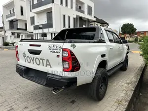 Toyota Hilux 2023 White