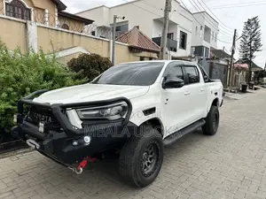 Toyota Hilux 2023 White