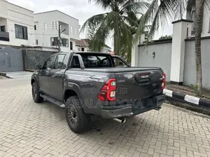 Toyota Hilux 2022 Brown