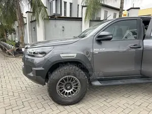Toyota Hilux 2022 Brown